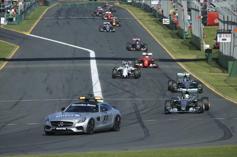 Le poche emozioni del GP concentrate al via: contatto che ha visto coinvolto Raikkonen e safety car in pista. Reuters